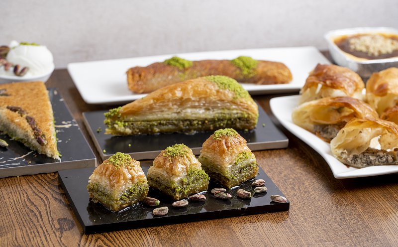 side-view-traditional-turkish-dessert-baklava-with-pistachio-wooden-table-orta.jpg